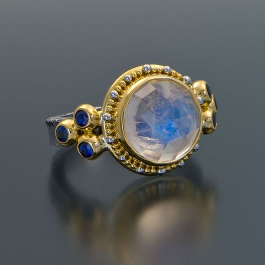 Anello vintage con pietra bluastra