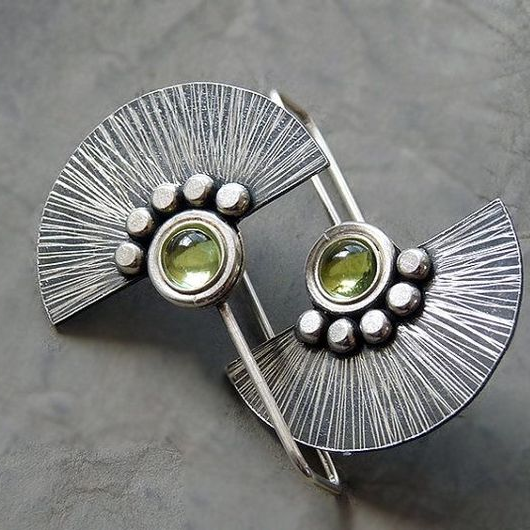 Orecchini vintage in argento con cristalli verdi a mezzaluna