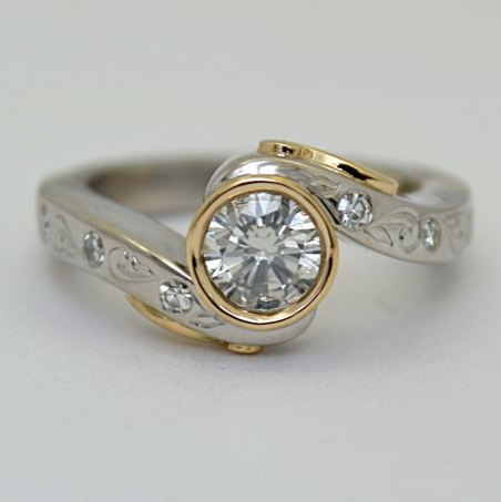 Anello vintage con zirconi dorati e argentati