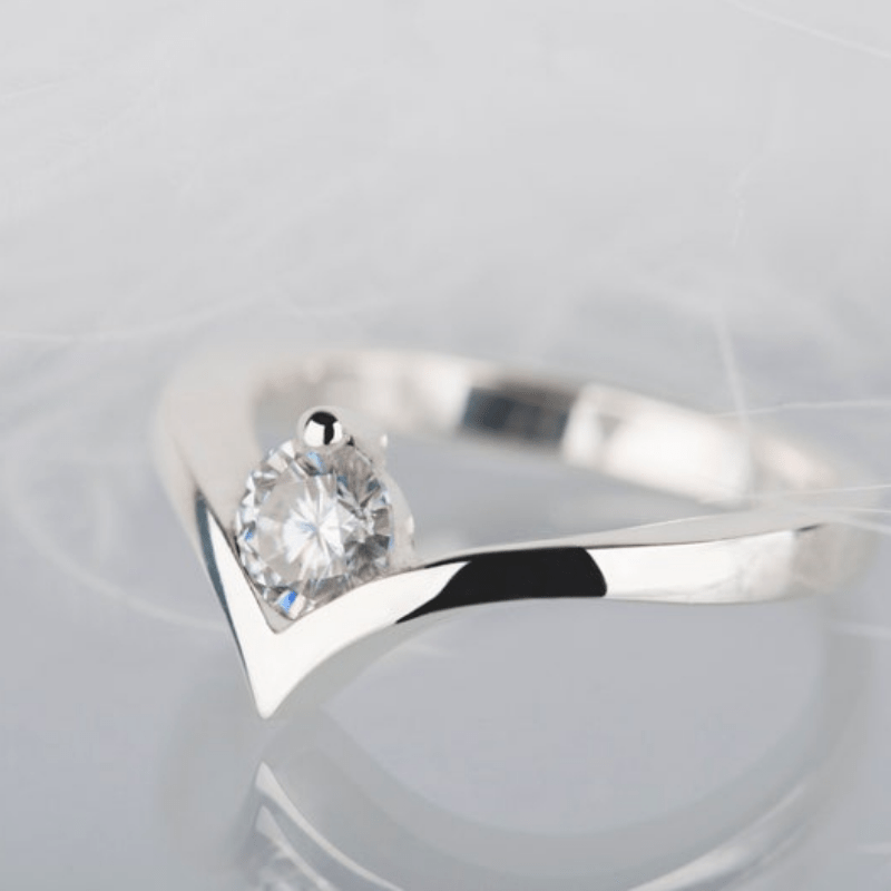 Anello vintage a punta in argento con zirconi