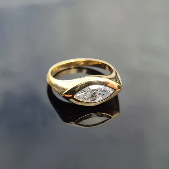 Anello d'oro con occhio di zircone vintage