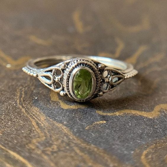 Anello d'argento con pietra verde vintage