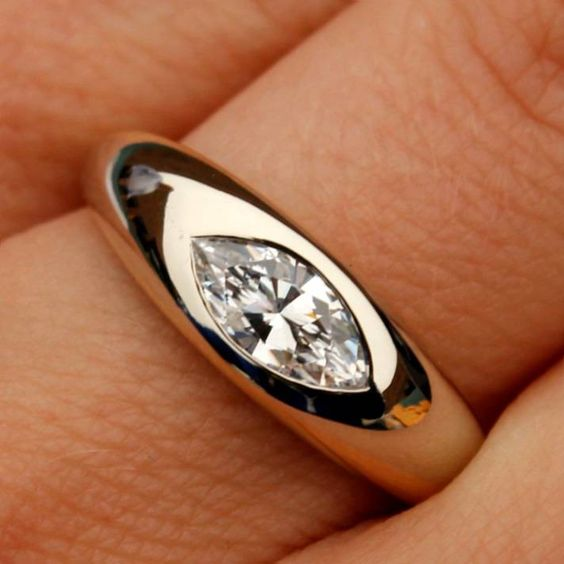 Anello con occhio in zirconio vintage