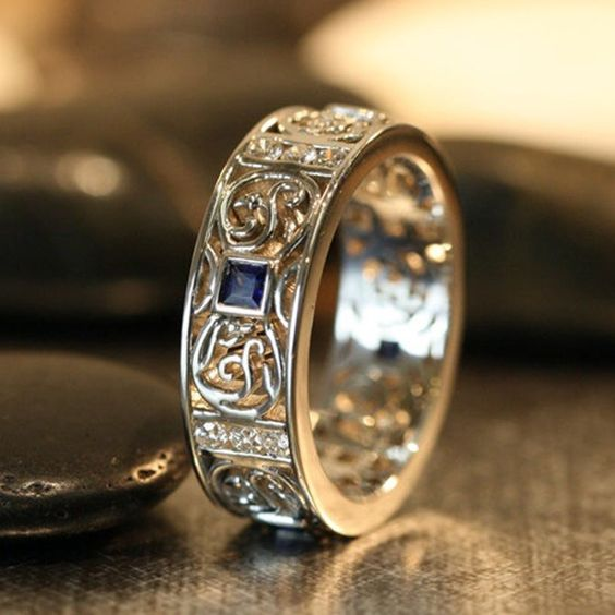 Anello d'oro vuoto vintage