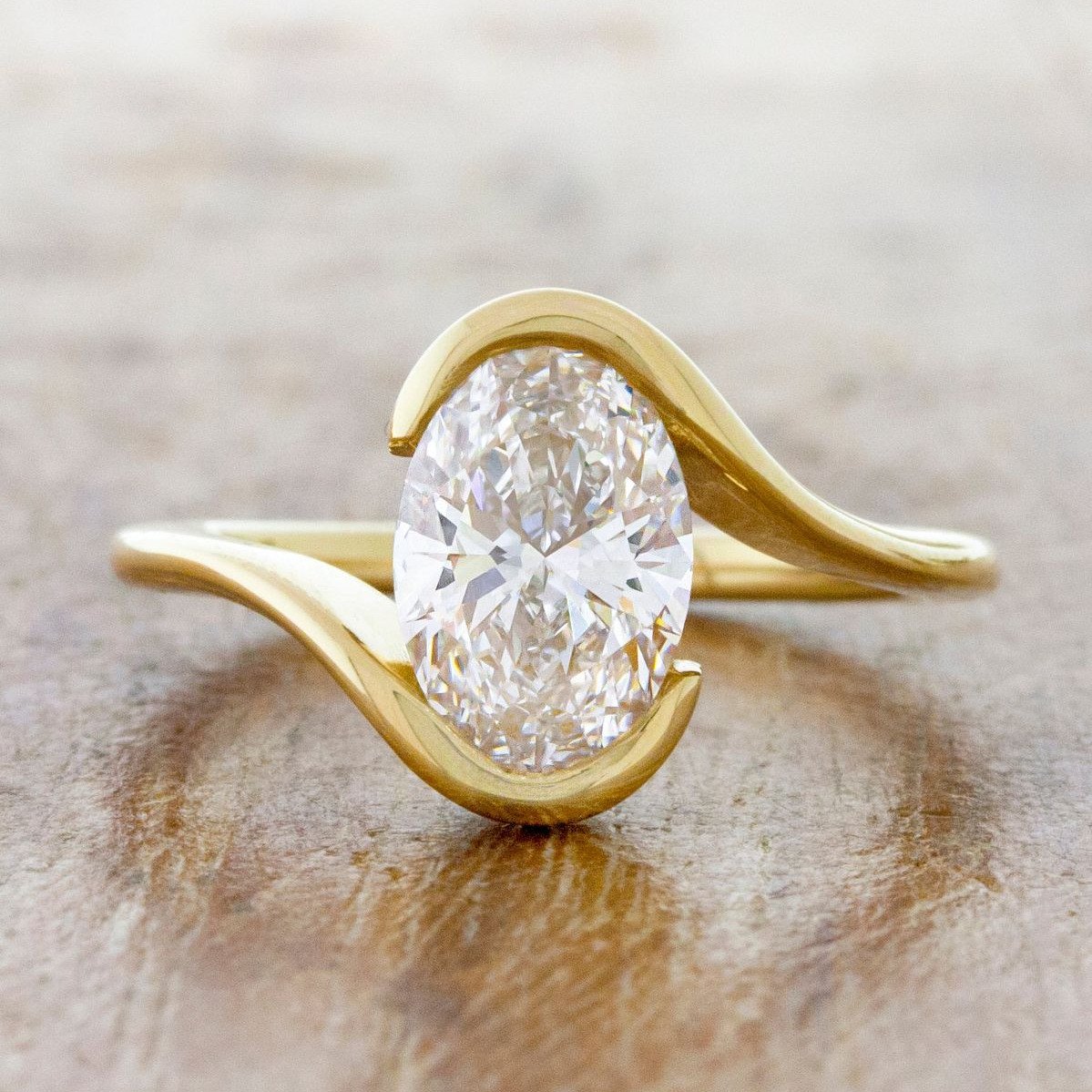 Anello d'oro ondulato in vetro bianco vintage