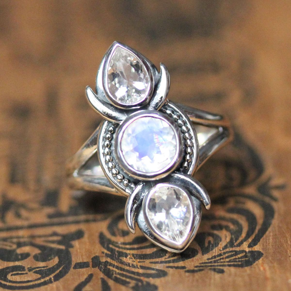 Anello vintage con zirconi di vetro bianco