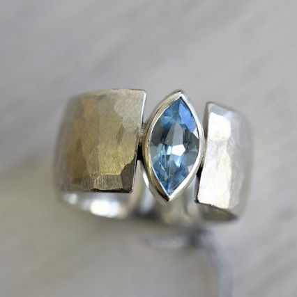 Anello vintage aperto in argento con cristalli blu