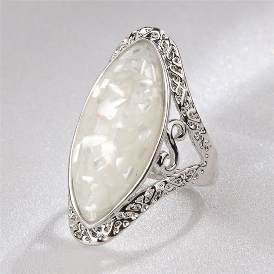 Anello d'argento con opale bianco vintage