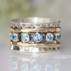 Anello vintage in vetro blu intarsiato in oro e argento