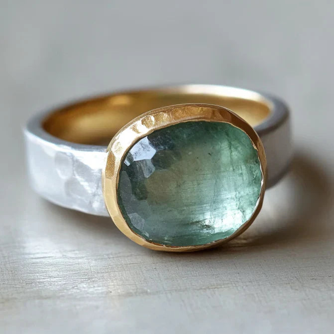 Anello vintage in vetro verde forgiato in oro e argento
