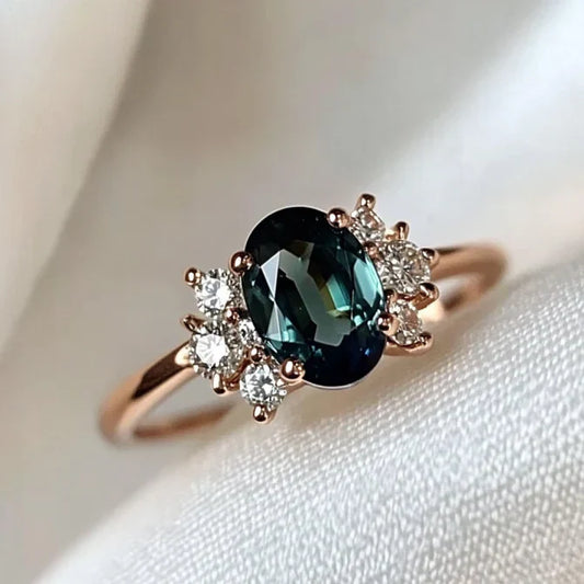 Anello d'oro vintage con zirconi ovali blu